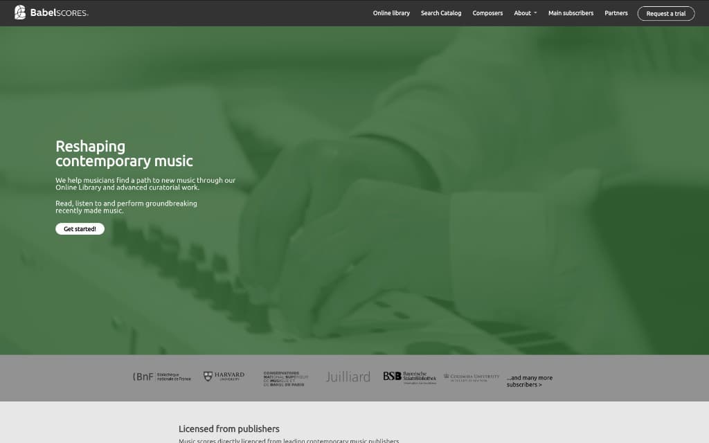 Página de inicio de Babel Scores con su navegación y una imagen de unas manos sobre un teclado.