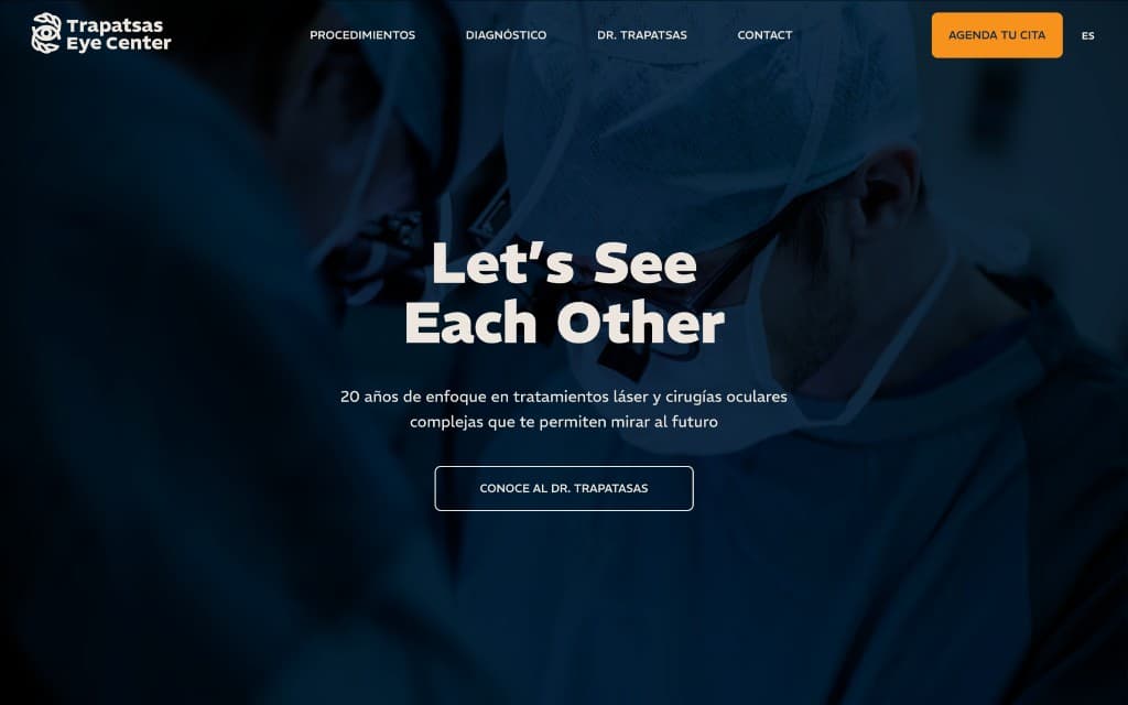 Página de inicio de Trapatsas Eye Center con su navegación y una imagen de cirugía ocular.